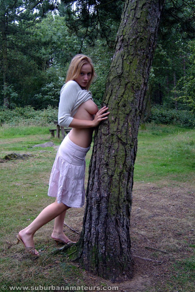 Amateur teen with a nice bosom Tabbi shows her hot attributes outdoors porno fotoğrafı #422490374