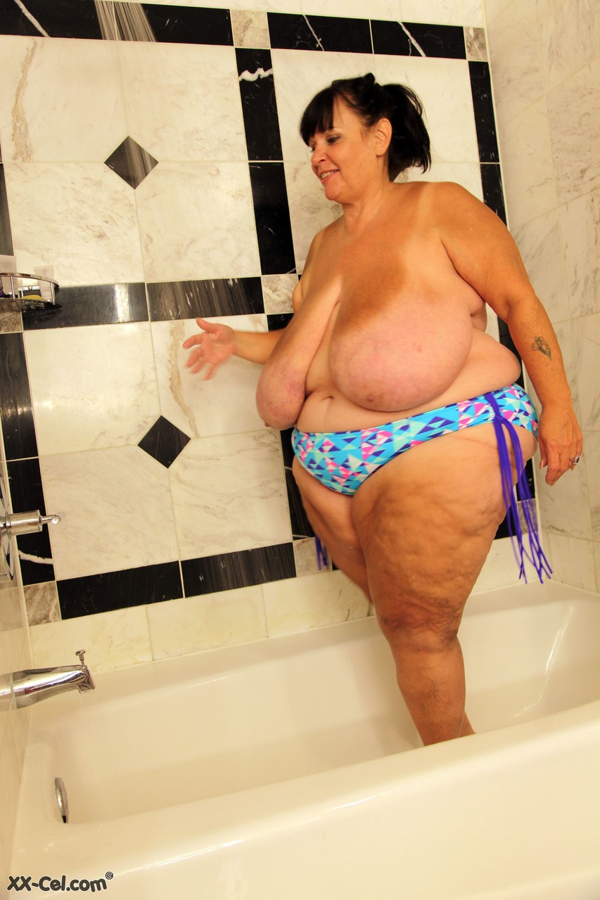 Amateur BBW Suzie Q washing her extra large tanned natural tits foto porno #424279526
