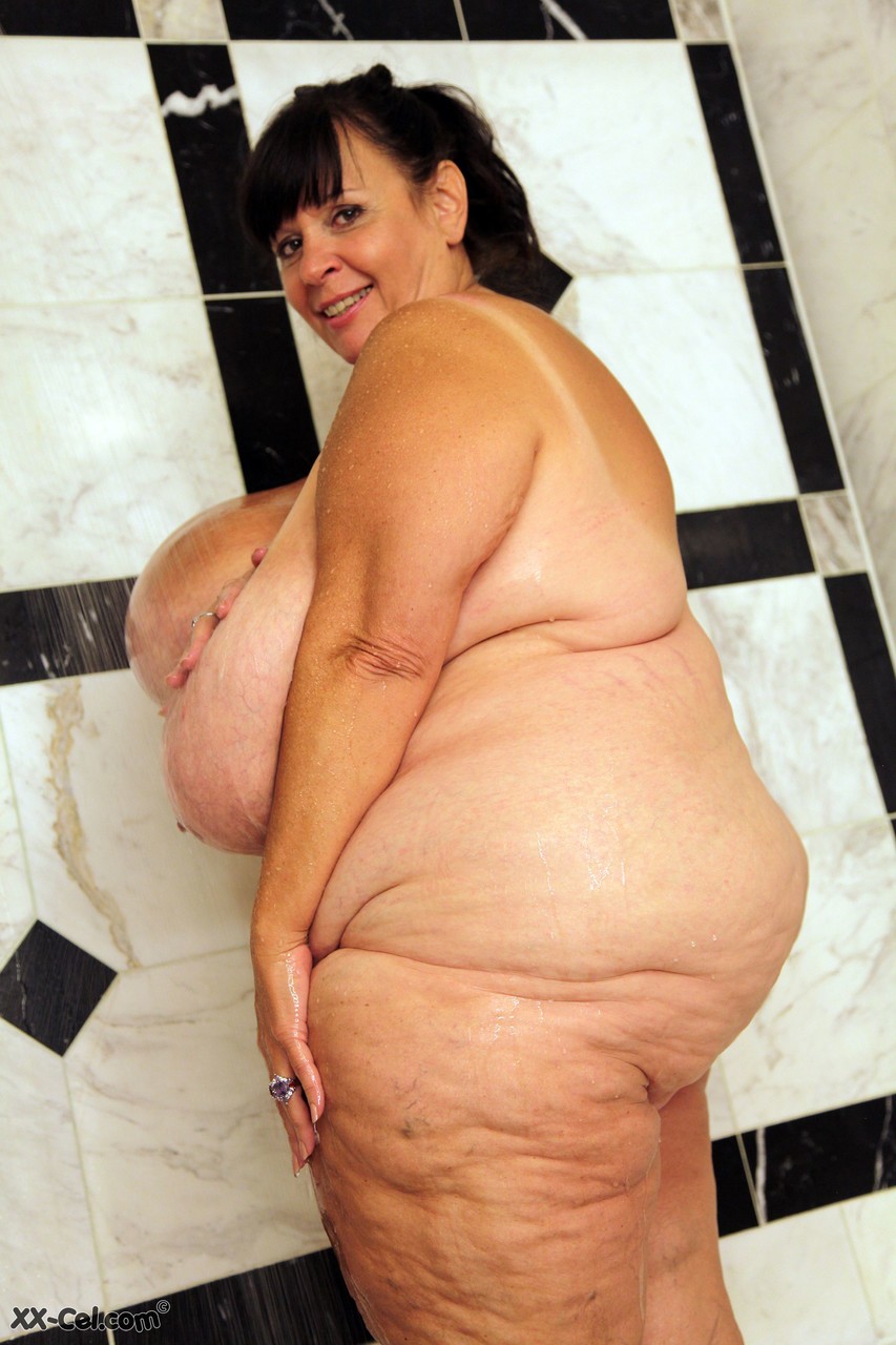 Amateur BBW Suzie Q washing her extra large tanned natural tits 色情照片 #424279538 | XX Cel Pics, Suzie Q, BBW, 手机色情