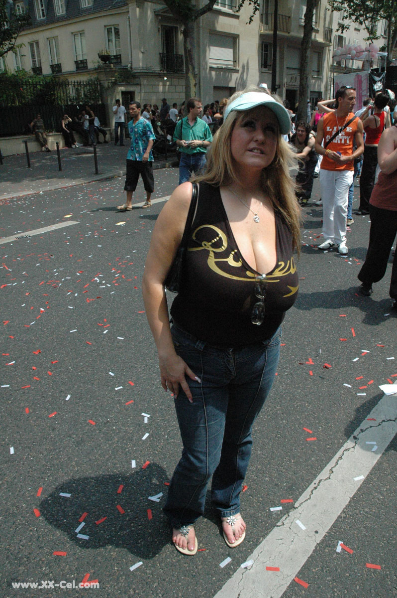 Blonde BBW Leah Jayne exposes her big natural tits in public during a riot ポルノ写真 #425155105