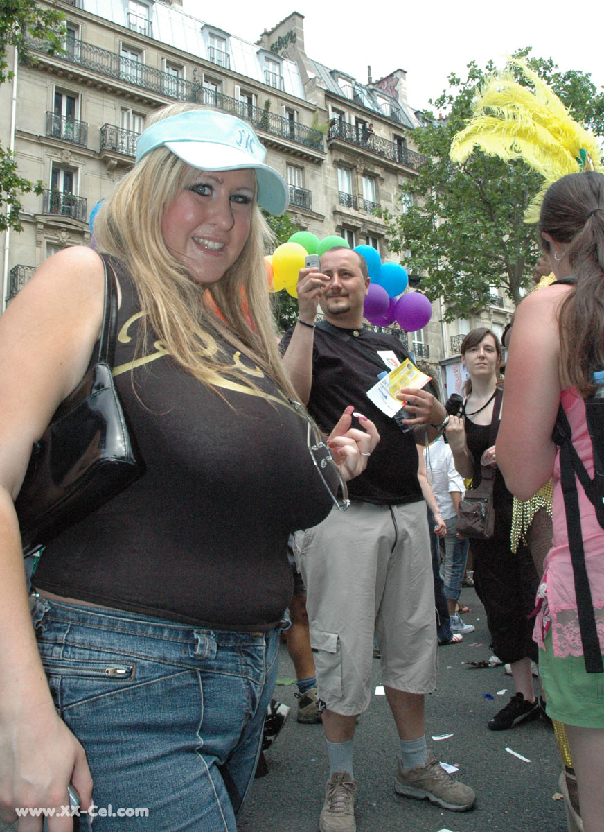 Blonde BBW Leah Jayne exposes her big natural tits in public during a riot ポルノ写真 #425155109