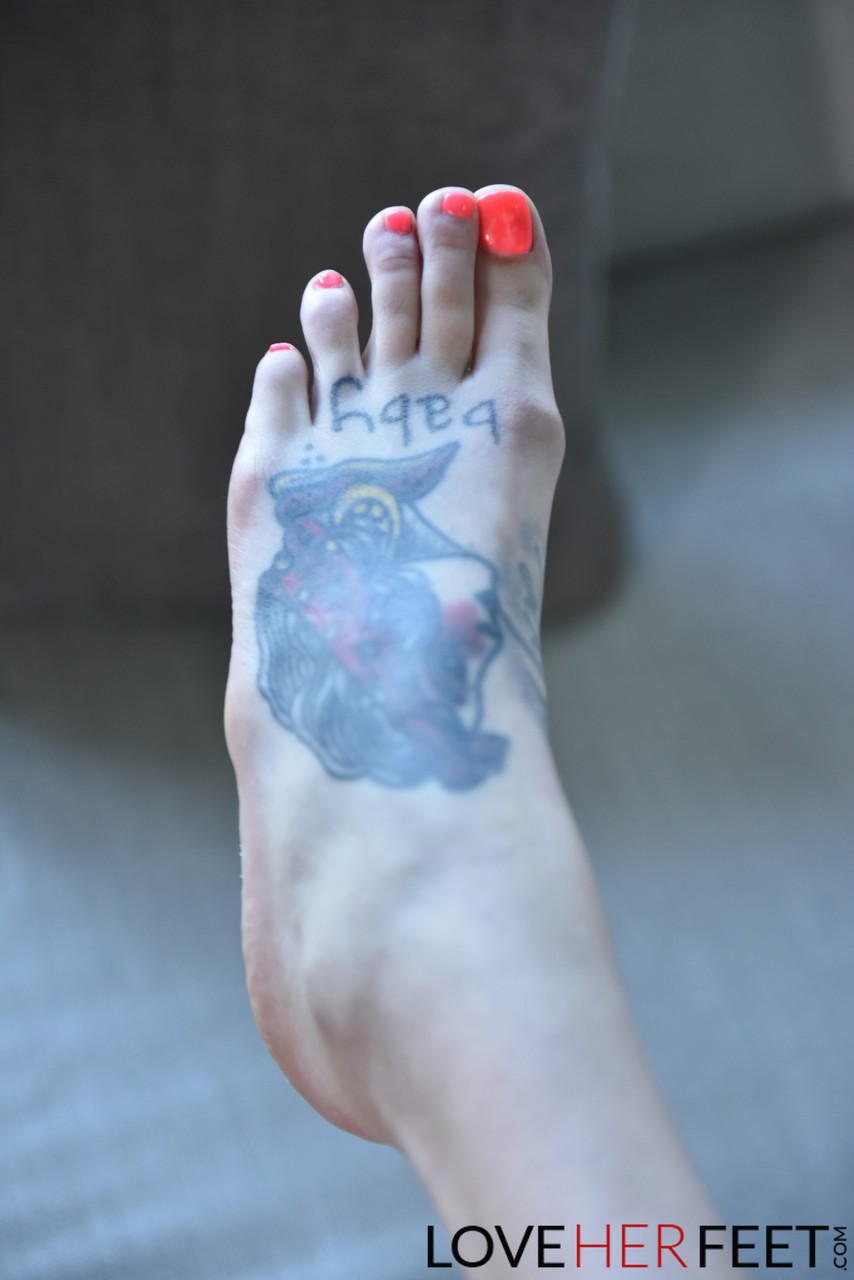 Tall brunette Rocky Emerson uses her sexy tattooed feet to wank a cock 色情照片 #425976662 | Love Her Feet Pics, Logan Pierce, Rocky Emerson, Tall, 手机色情