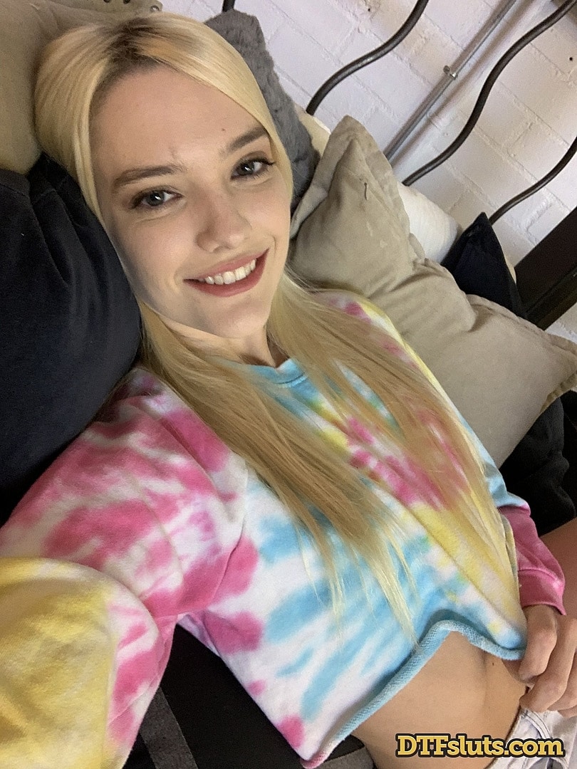 Sweet blonde teen Kenna James reveals her tiny boobs and perky nips 포르노 사진 #423897471