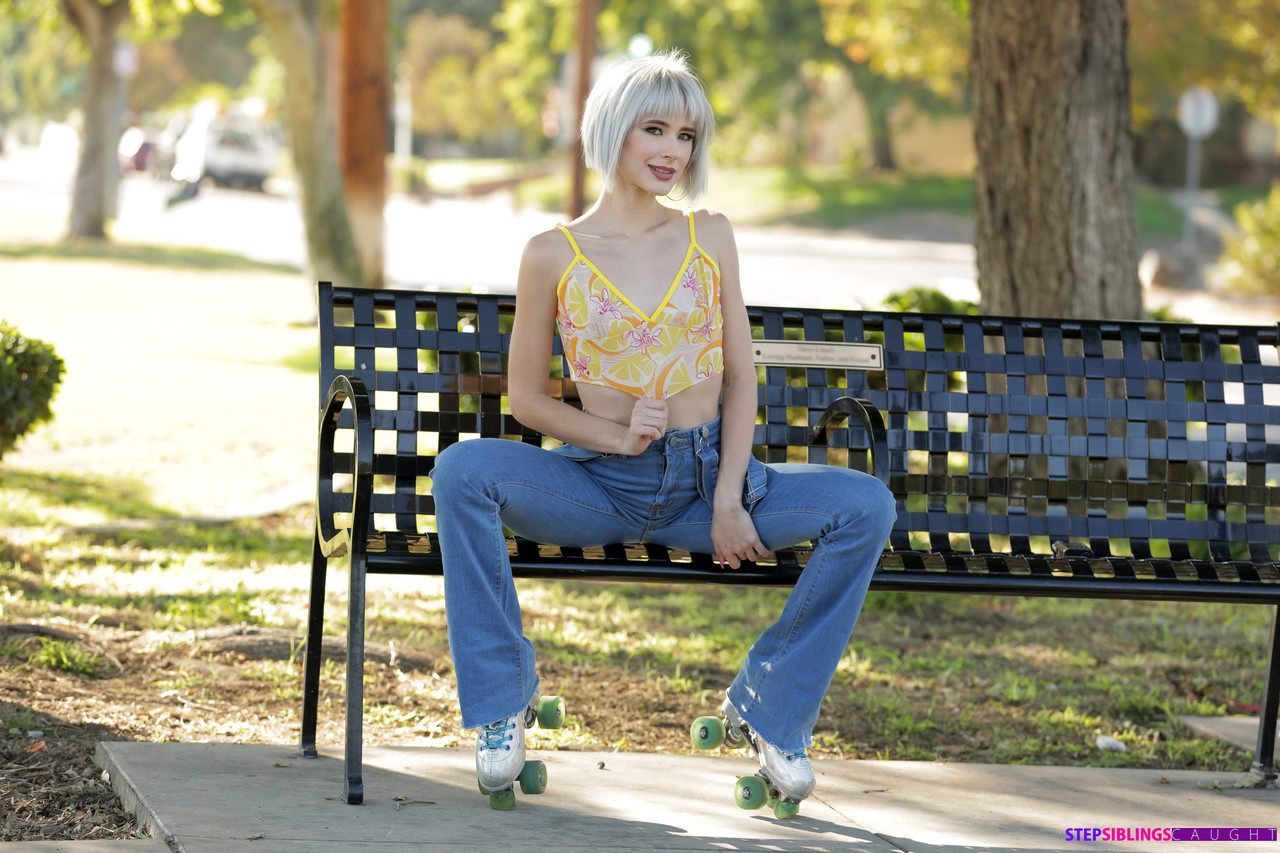 Platinum blonde teen Jessie Saint gets stripped and boned by her stepbro zdjęcie porno #426192023