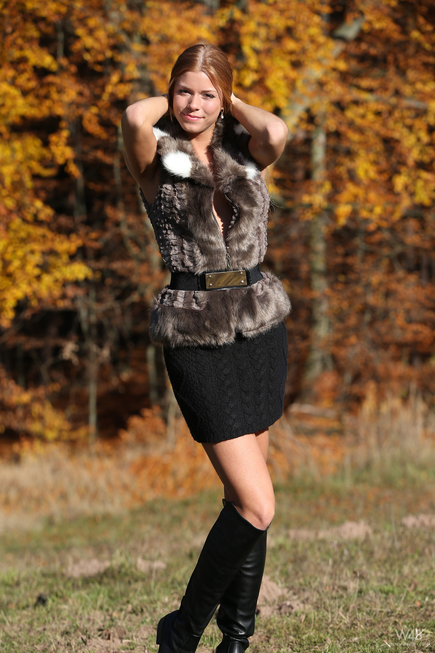 European model-like babe Chrissy Fox flaunts her sweet tits on an autumn day foto porno #426934636