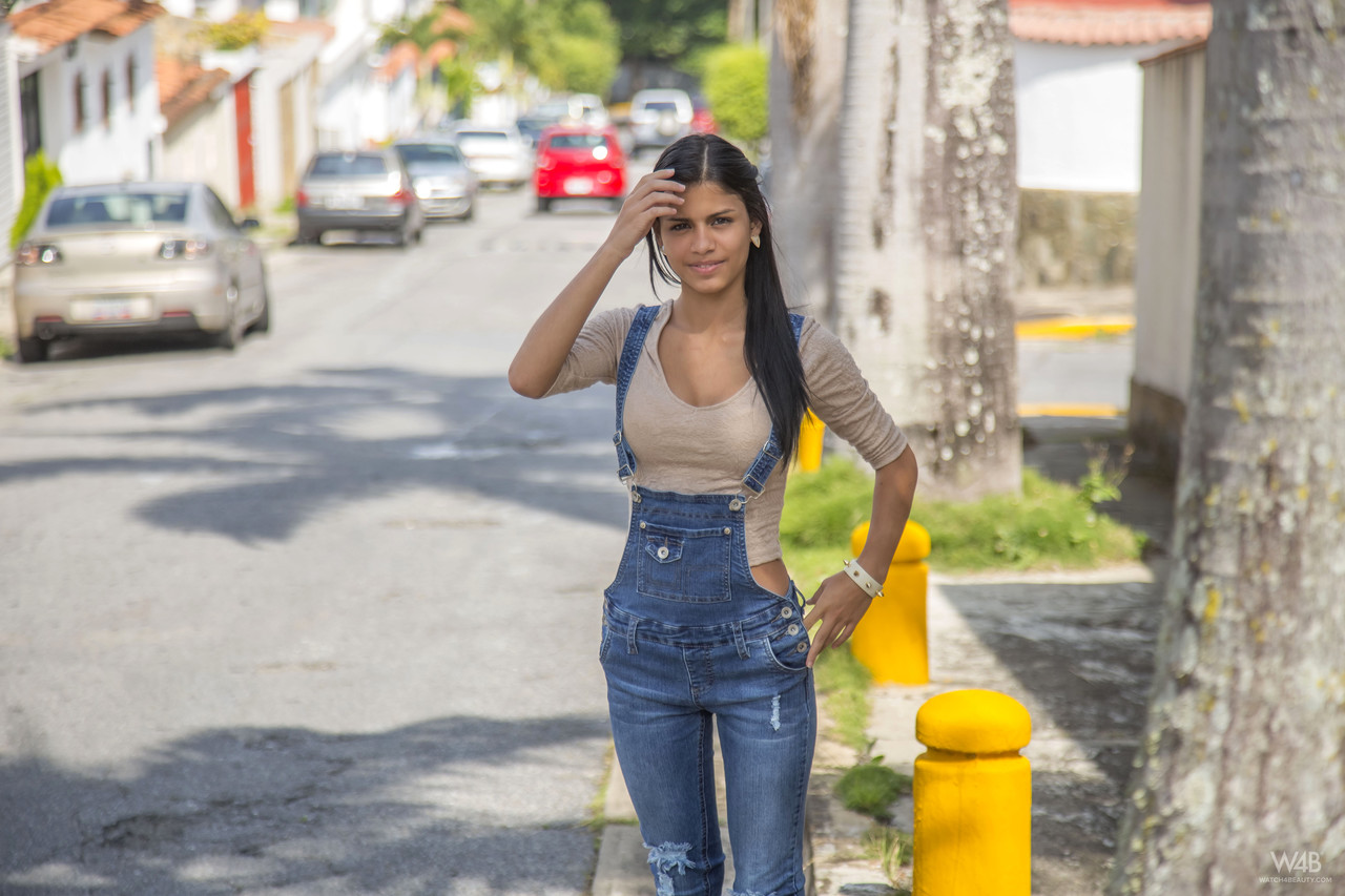 Sweet Latina teen Denisse Gomez flaunts her stunning figure in jeans porno foto #423943619