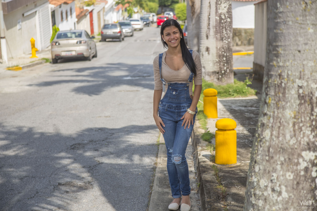 Sweet Latina teen Denisse Gomez flaunts her stunning figure in jeans porno foto #423943622