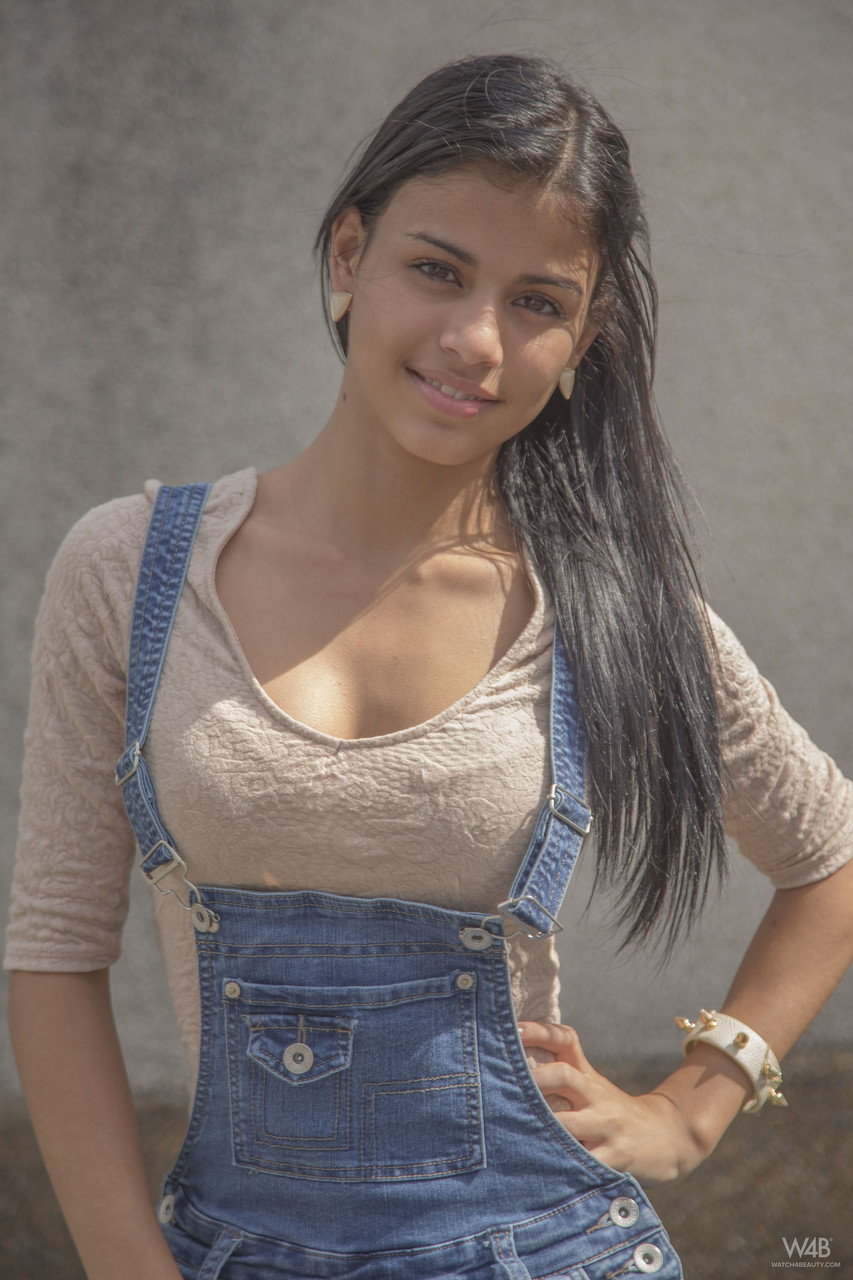 Sweet Latina teen Denisse Gomez flaunts her stunning figure in jeans foto porno #423943650