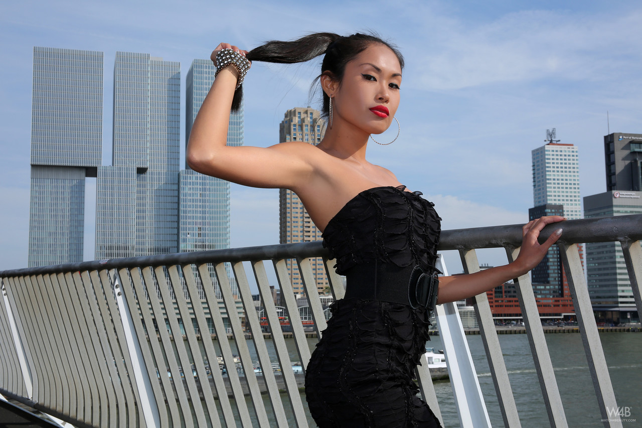 Ponytailed Asian damsel Davon Kim shows her sweet tits & shaved twat in public foto porno #424825732