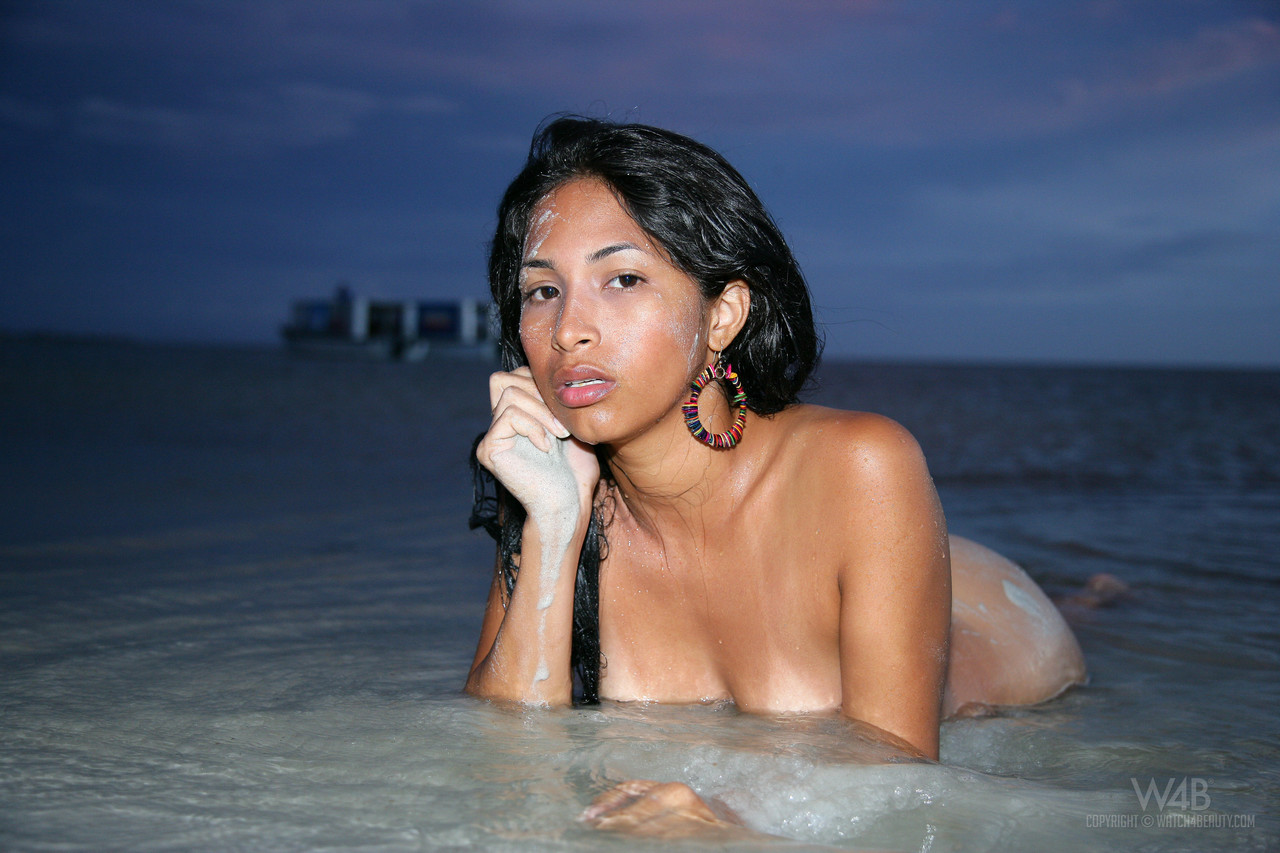Venezuelan Beauty Ruth Medina Stripping And Posing Naked At The Beach