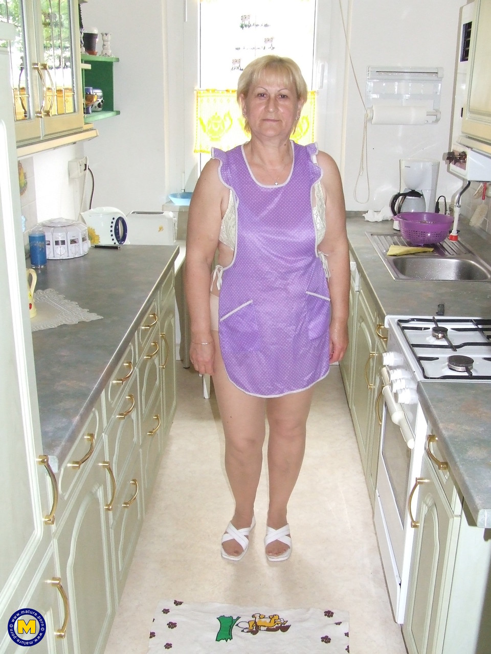 Short haired German cleaning lady Dagmar shows her mature cunt in the kitchen foto porno #425226956