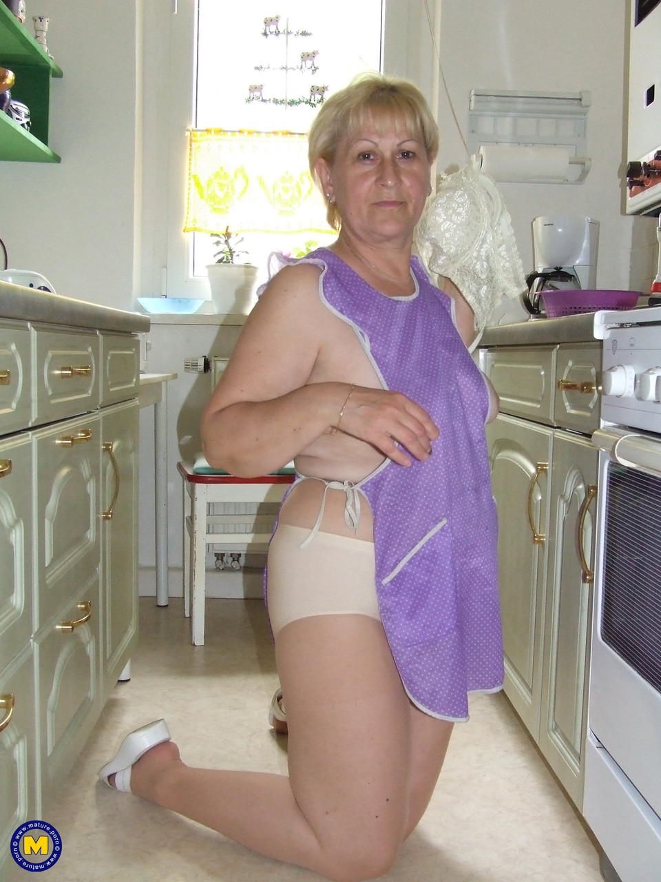 Short haired German cleaning lady Dagmar shows her mature cunt in the kitchen foto porno #425226963