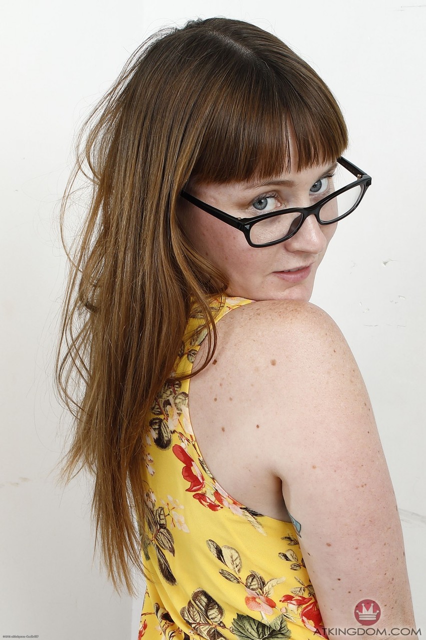 Nerdy with small naturals Thelma Sleaze strips and flaunts her bush ポルノ写真 #428982752