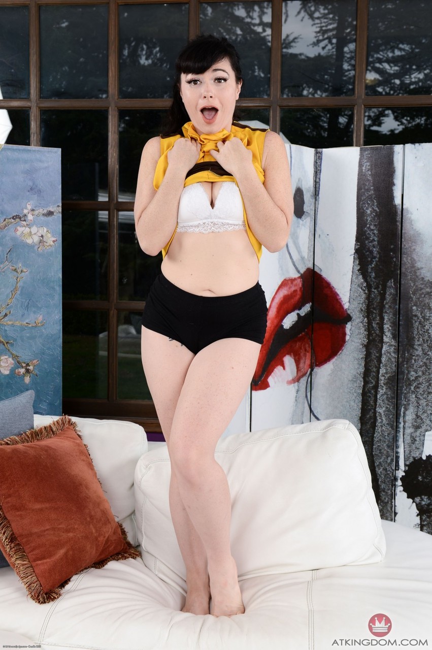 MILF Siouxsie Qstrips off her cheerleader uniform and flaunts her bald holes foto porno #422917158
