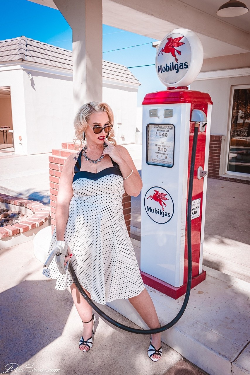 Retro Pinup Milf Dee Siren Exposes Her Fat Butt And Poses At A Gas Station