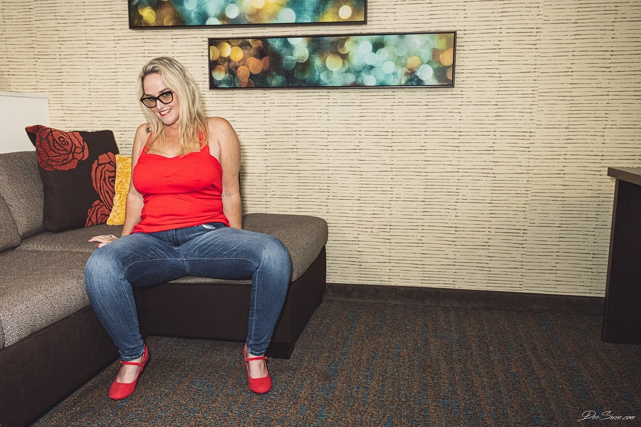 Curvy blonde cougar Dee Siren exposes her big jugs and seduces a black guy porno foto #424776892
