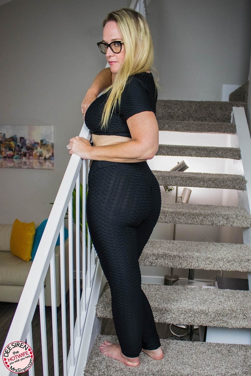 Hot American MILF Dee Siren shows her amazing big booty in black leggings porn photo #424247292