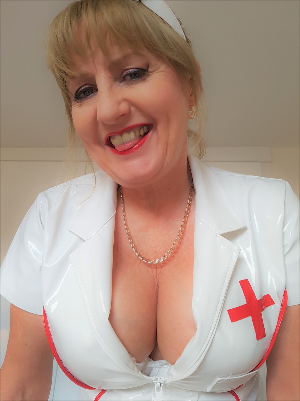 Mature nurse Lorna Blu displays her big ass and big cleavage in a solo foto porno #425233584
