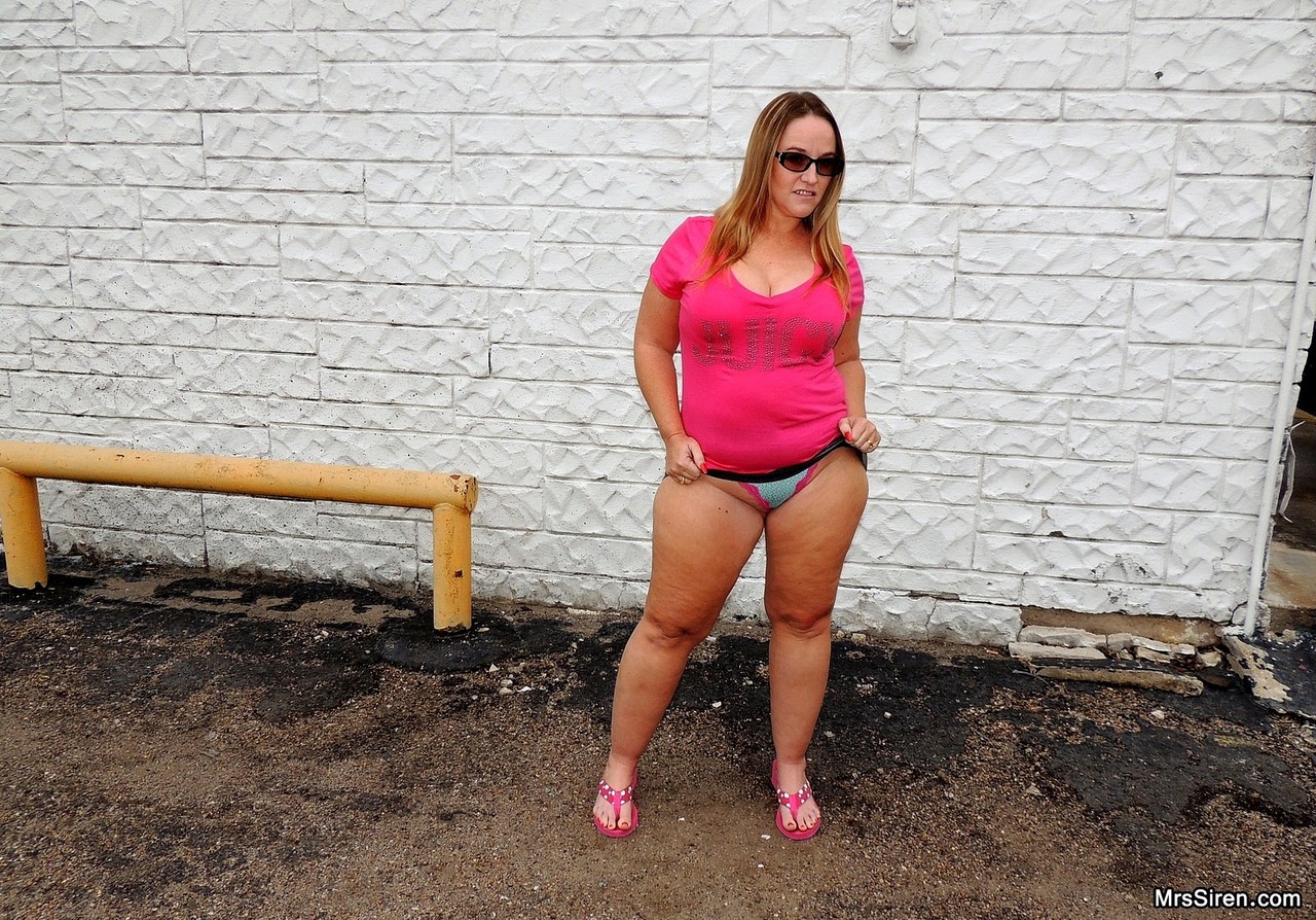Blonde fatty in glasses Dee Siren exposing her thick ass outdoors porno fotoğrafı #426483704