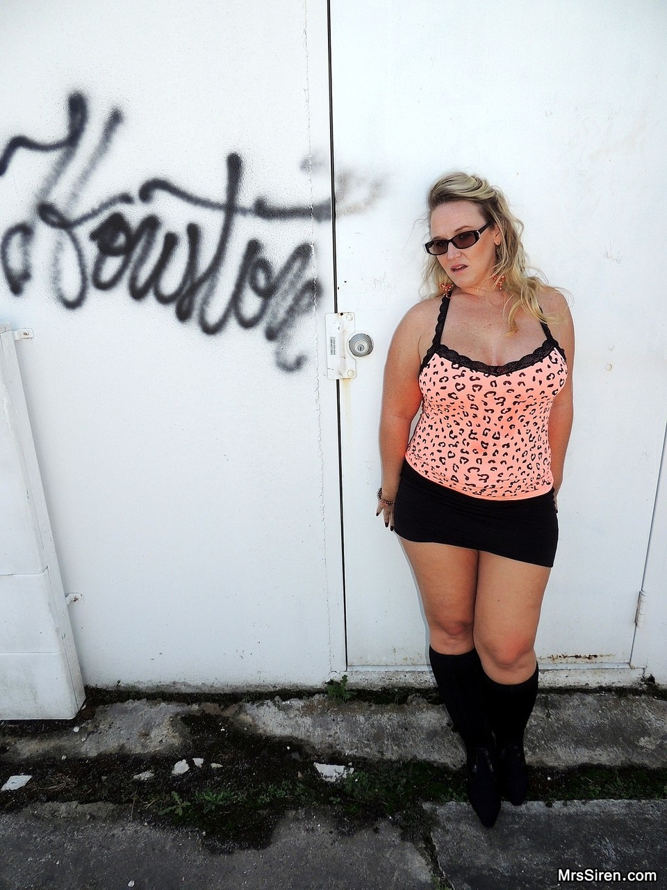 Blonde American MILF Dee Siren lets out her huge juicy boobs & poses outdoors порно фото #428592320