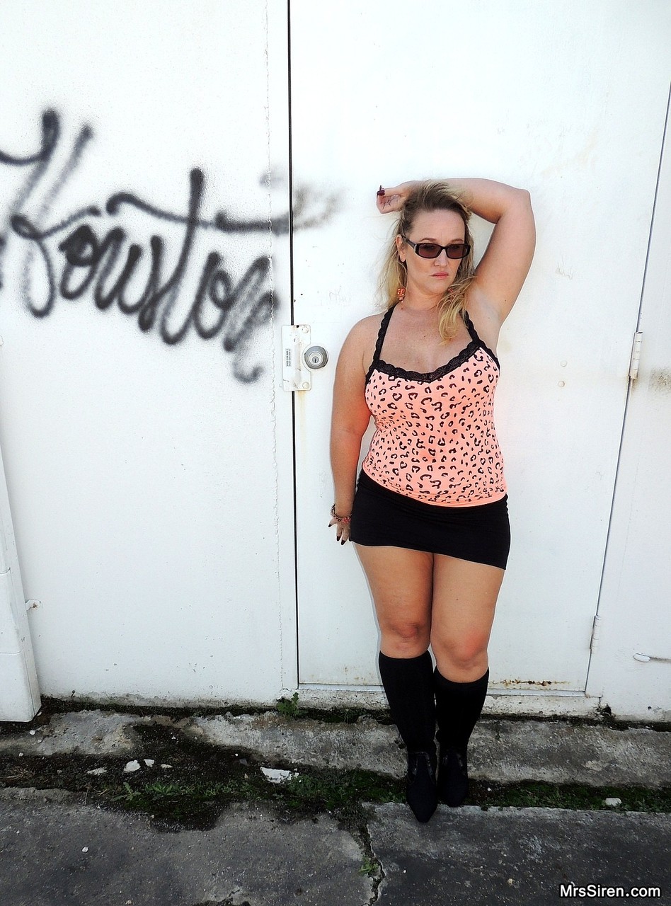 Blonde American MILF Dee Siren lets out her huge juicy boobs & poses outdoors 포르노 사진 #428592321