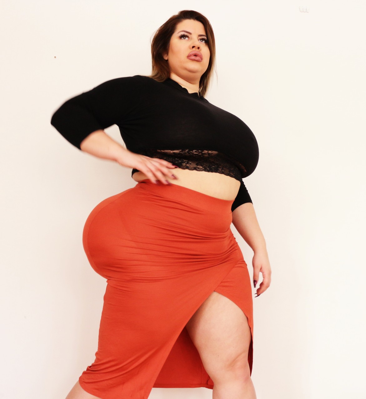 Stunning MILF fatty Natasha Crown flaunting her very big ass in a tight skirt foto porno #423816654
