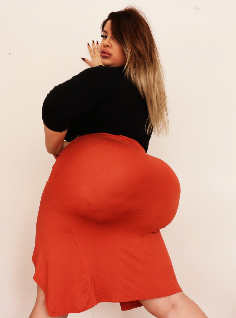 Stunning MILF fatty Natasha Crown flaunting her very big ass in a tight skirt foto porno #423816668