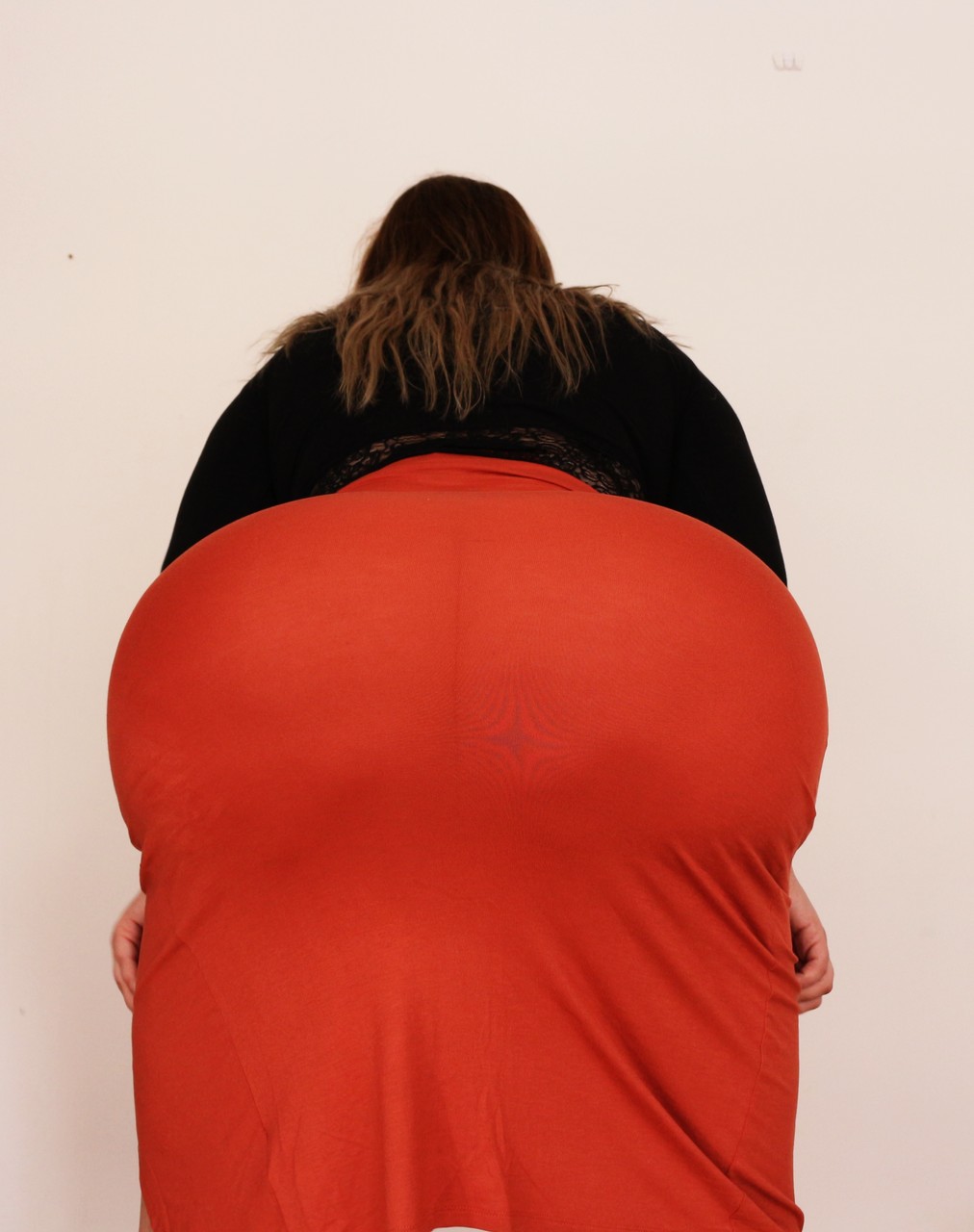 Stunning MILF fatty Natasha Crown flaunting her very big ass in a tight skirt foto porno #422920082