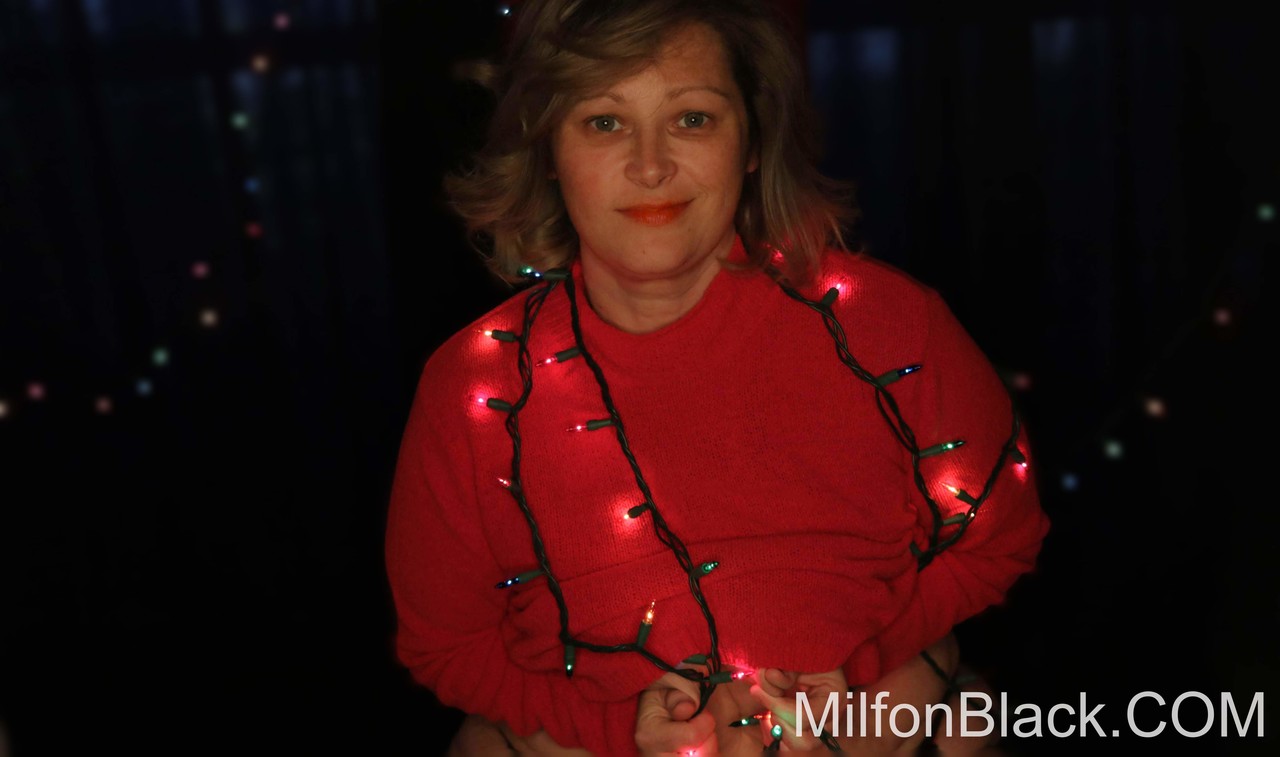 Cute chubby amateur MILF poses in her sexy outfit under Xmas lights ポルノ写真 #426585697 | MILF On Black Pics, Chubby, モバイルポルノ