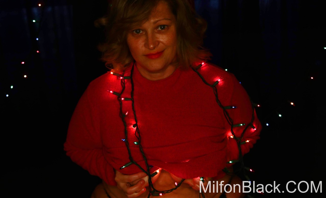 Cute chubby amateur MILF poses in her sexy outfit under Xmas lights porno foto #426929522