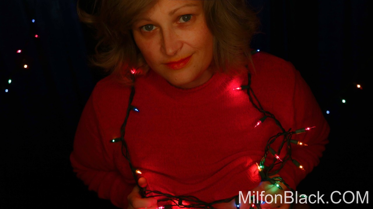 Cute chubby amateur MILF poses in her sexy outfit under Xmas lights porno foto #426929523