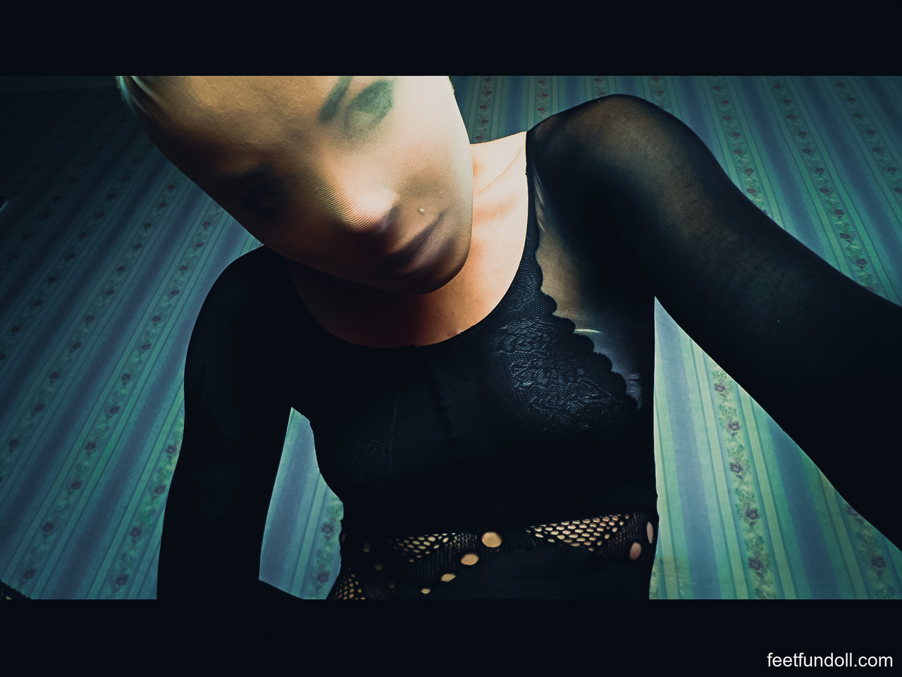 Kinky doll Lisa Dove posing in her exotic black pantyhose in a solo zdjęcie porno #427932348