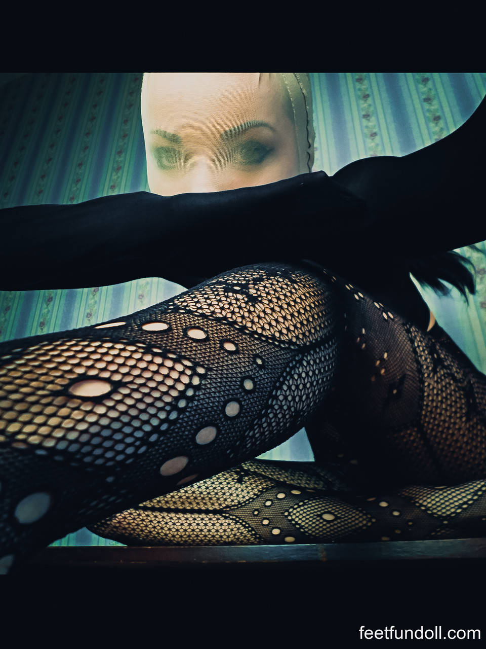 Kinky doll Lisa Dove posing in her exotic black pantyhose in a solo zdjęcie porno #427932360