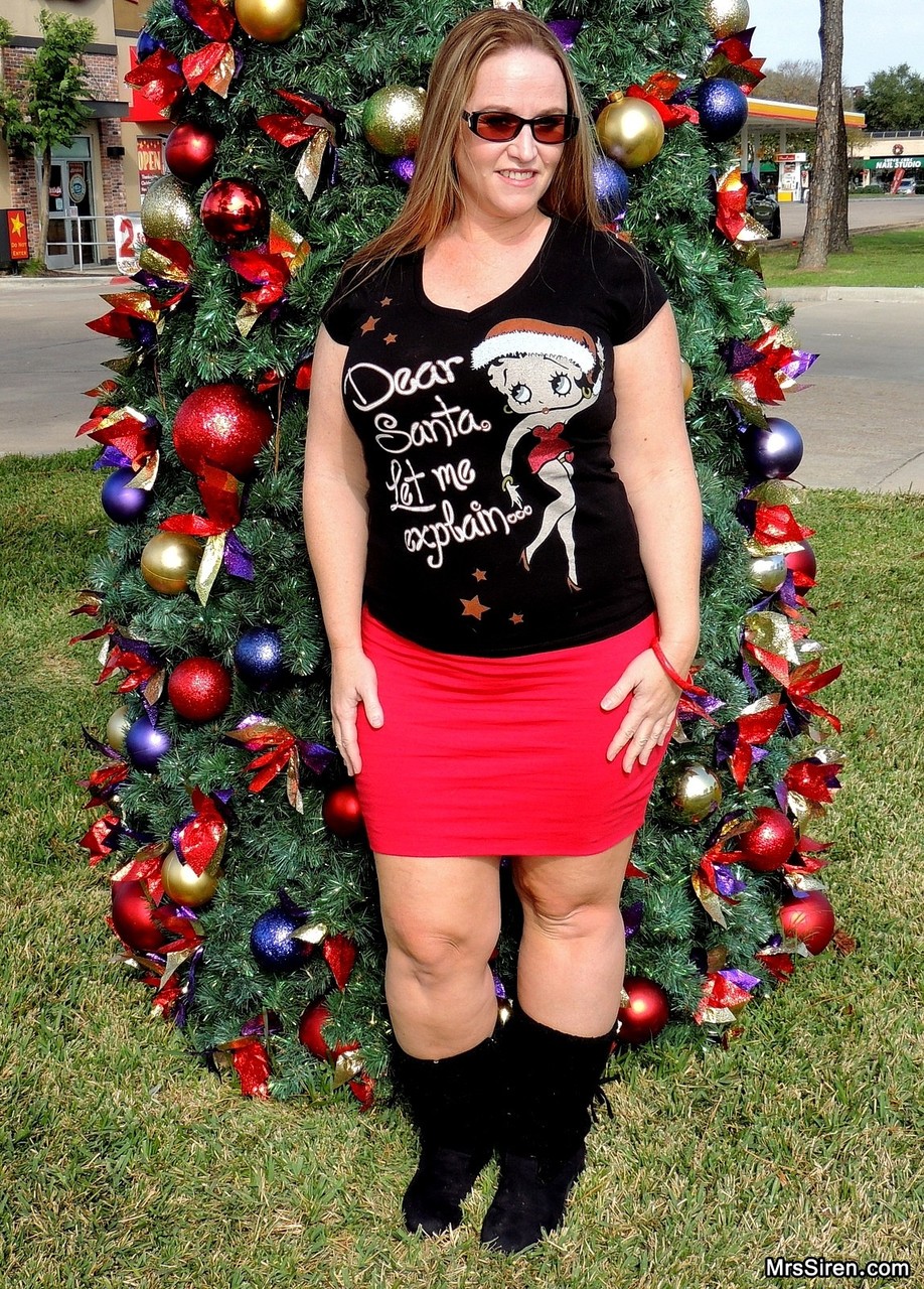 Thick MILF Dee Siren flashes her fat ass in front of a Xmas tree in public porn photo #424833313