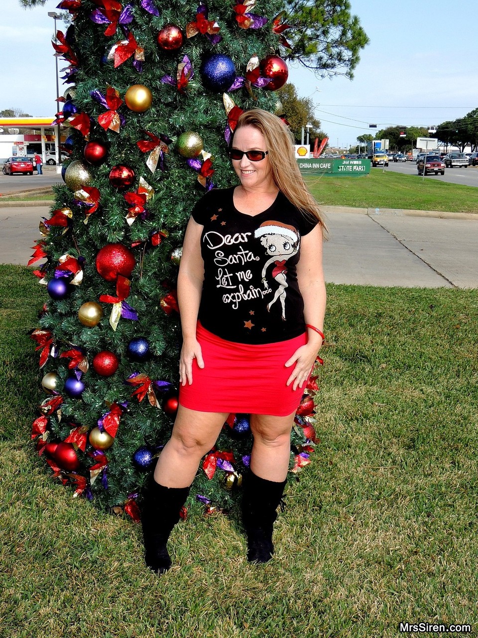 Thick MILF Dee Siren flashes her fat ass in front of a Xmas tree in public foto porno #424833317