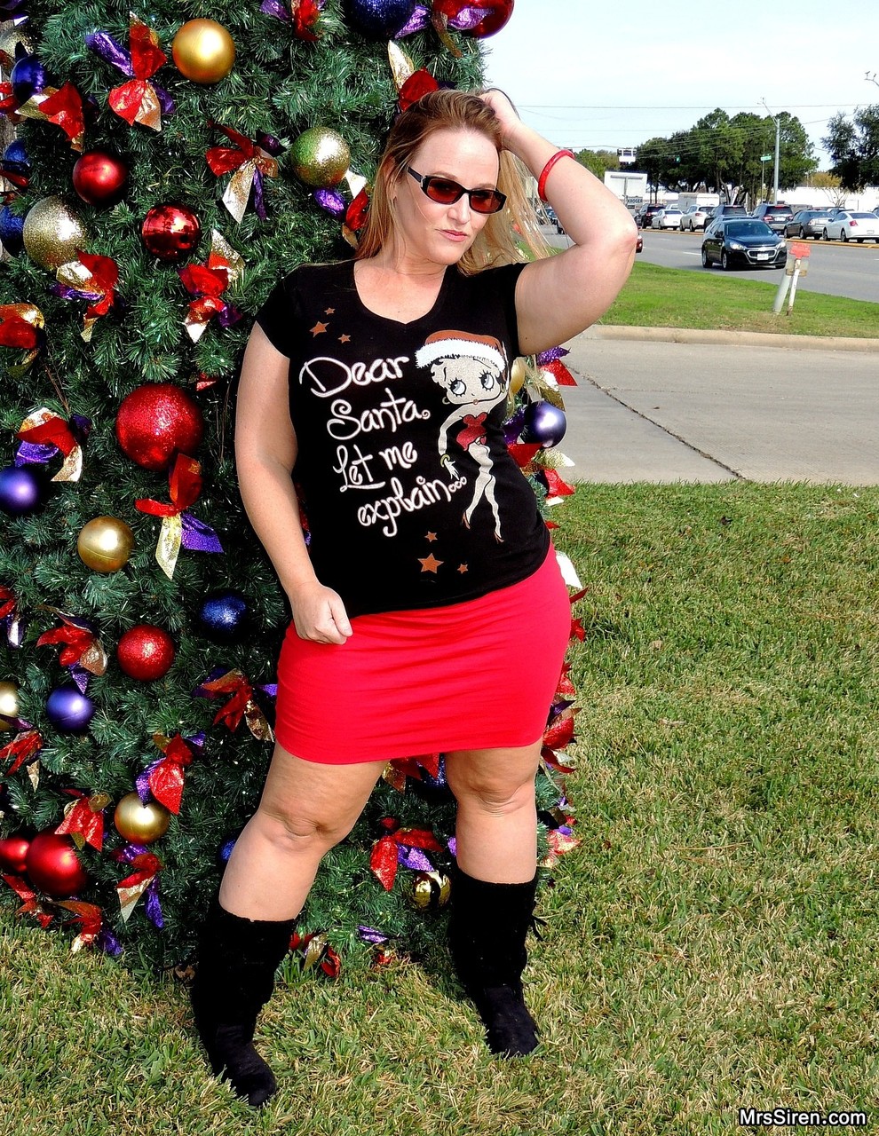 Thick MILF Dee Siren flashes her fat ass in front of a Xmas tree in public porn photo #424833320