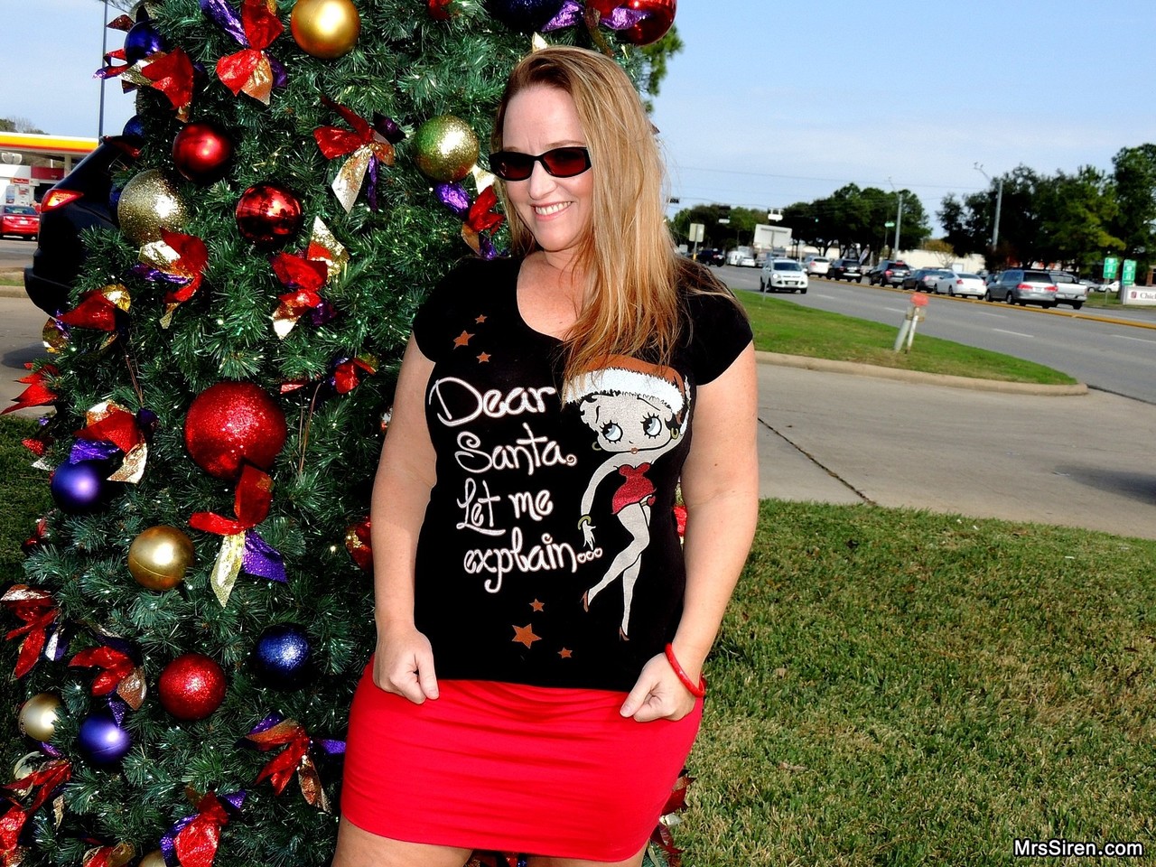 Thick MILF Dee Siren flashes her fat ass in front of a Xmas tree in public porn photo #424833322