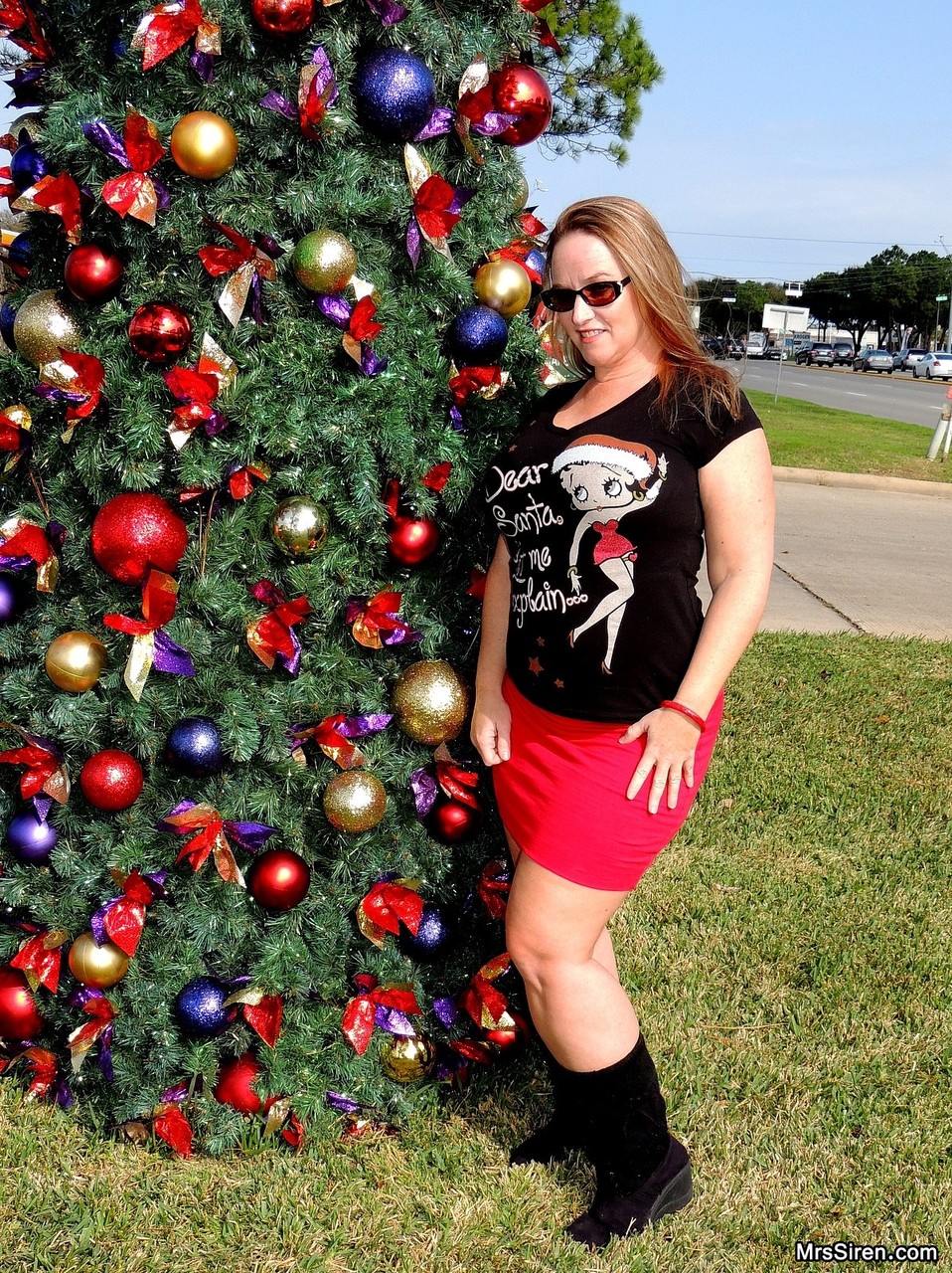 Thick MILF Dee Siren flashes her fat ass in front of a Xmas tree in public porn photo #424833323