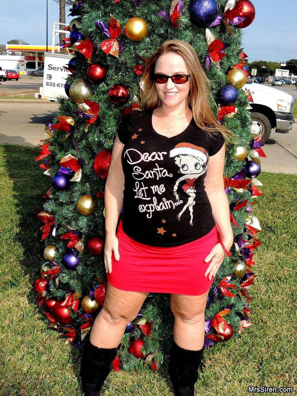 Thick MILF Dee Siren flashes her fat ass in front of a Xmas tree in public porn photo #424833328