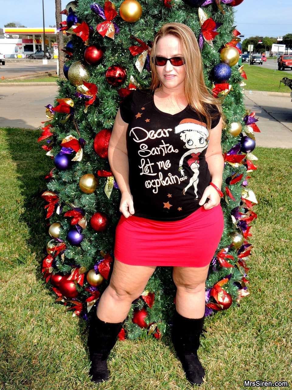 Thick MILF Dee Siren flashes her fat ass in front of a Xmas tree in public foto porno #424833329