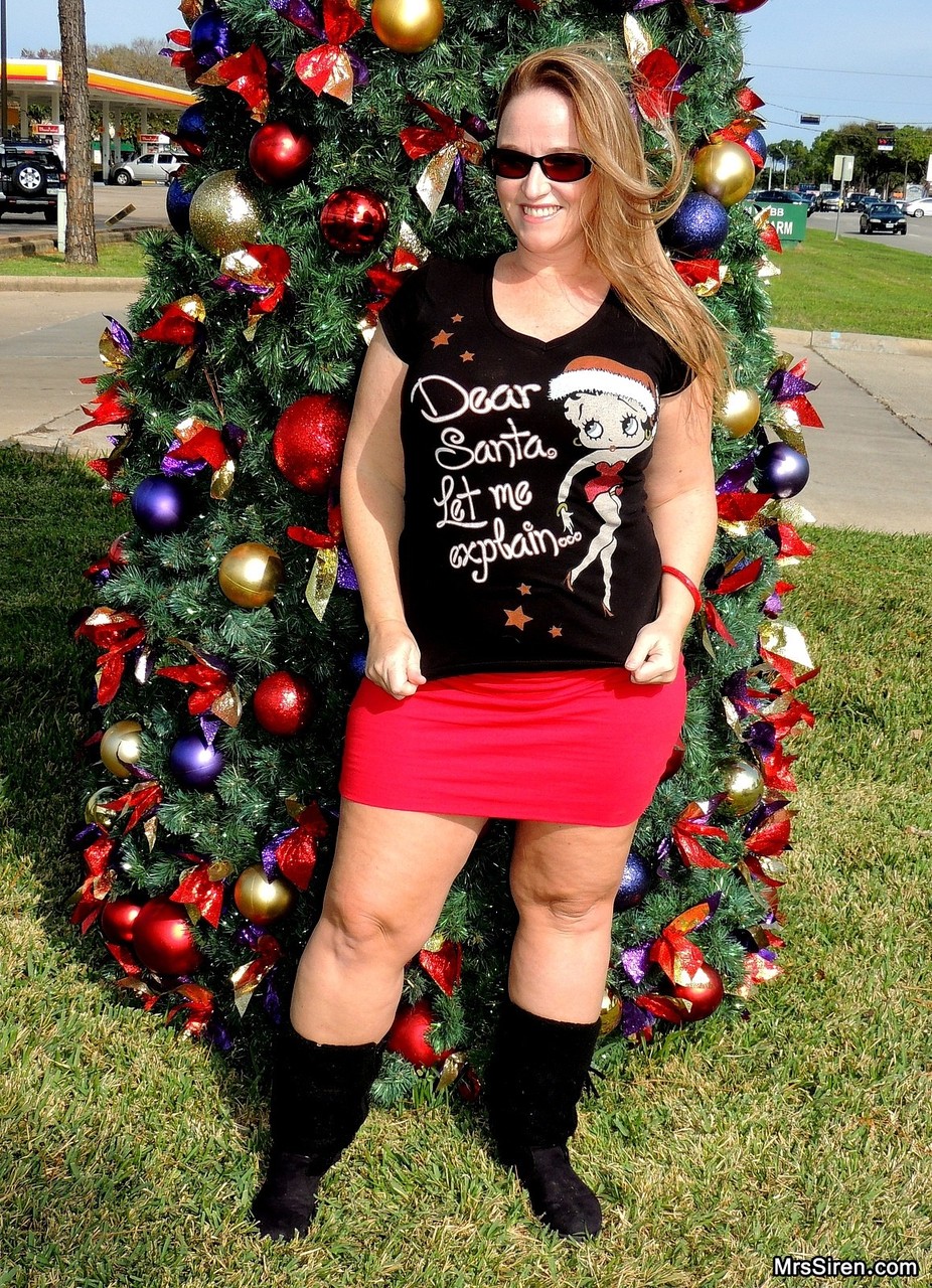 Thick MILF Dee Siren flashes her fat ass in front of a Xmas tree in public 色情照片 #424833330 | Mrs Siren Pics, Dee Siren, Wayne Siren, Chubby, 手机色情