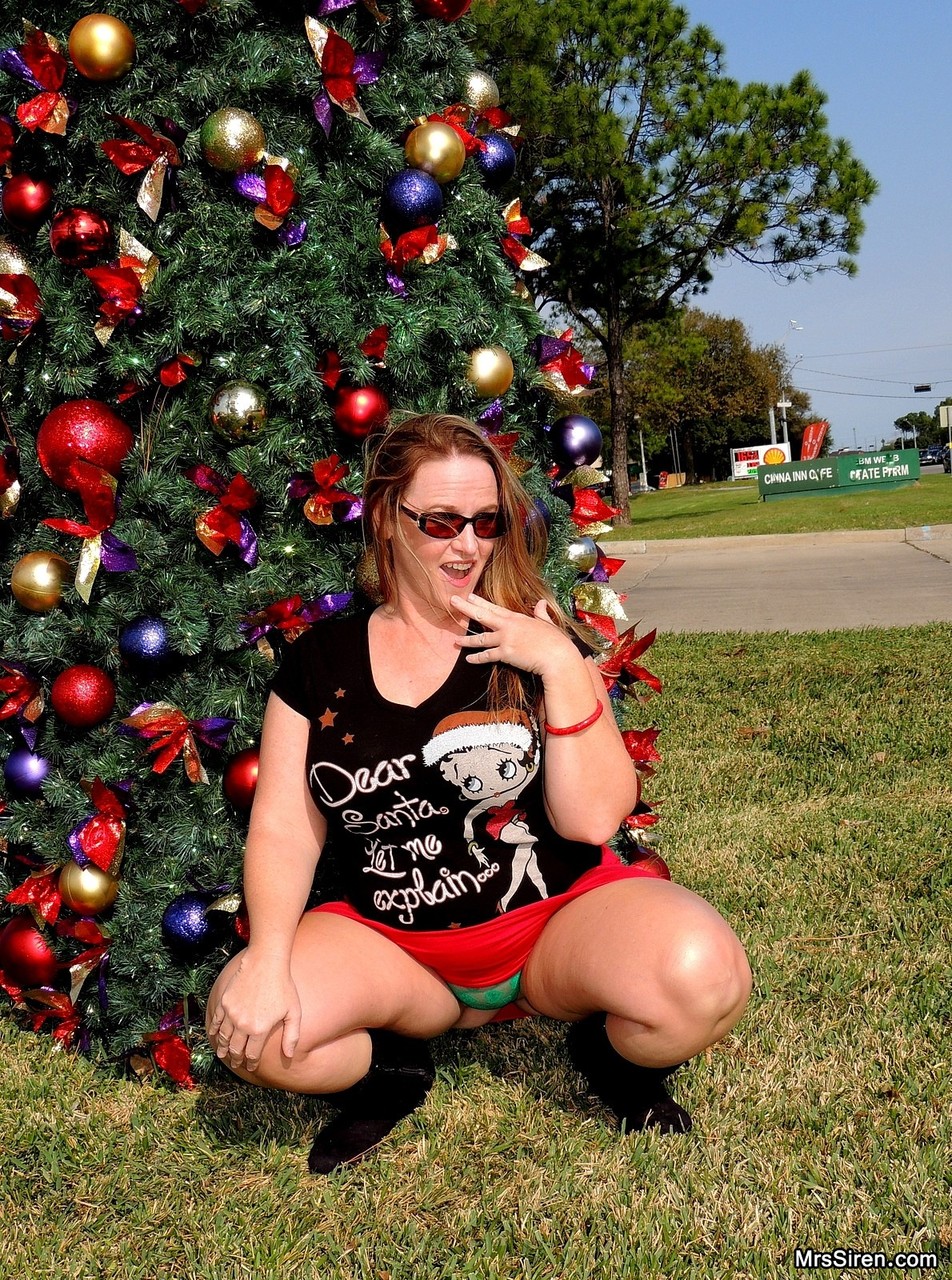 Thick MILF Dee Siren flashes her fat ass in front of a Xmas tree in public porn photo #424833331