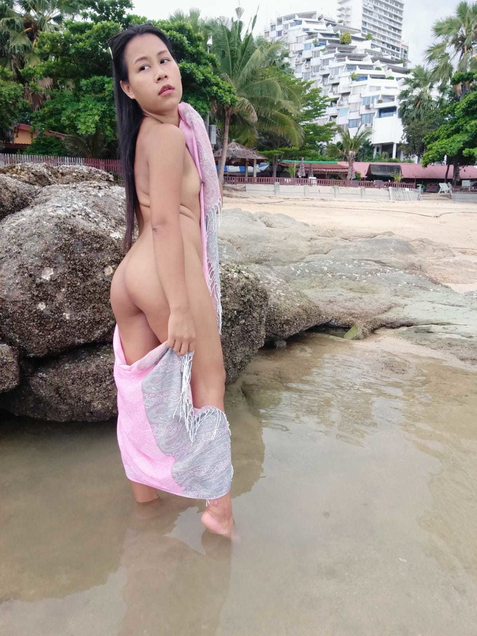 Gorgeous Asian amateur Kiki Asia shows her hot ass in a bikini at the beach foto porno #425545196