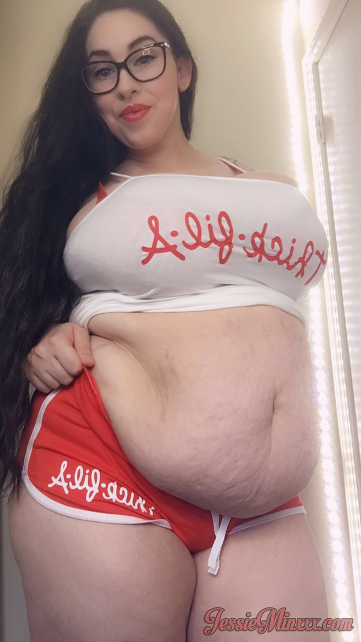Tattooed fatty Jessie Minx showing off her hanging tits & her big tummy foto pornográfica #428081064