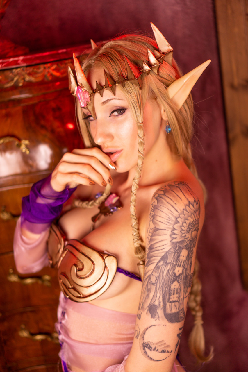 Latina Kitty Quinn shows off her sexy curves while posing in a solo cosplay ポルノ写真 #423043973