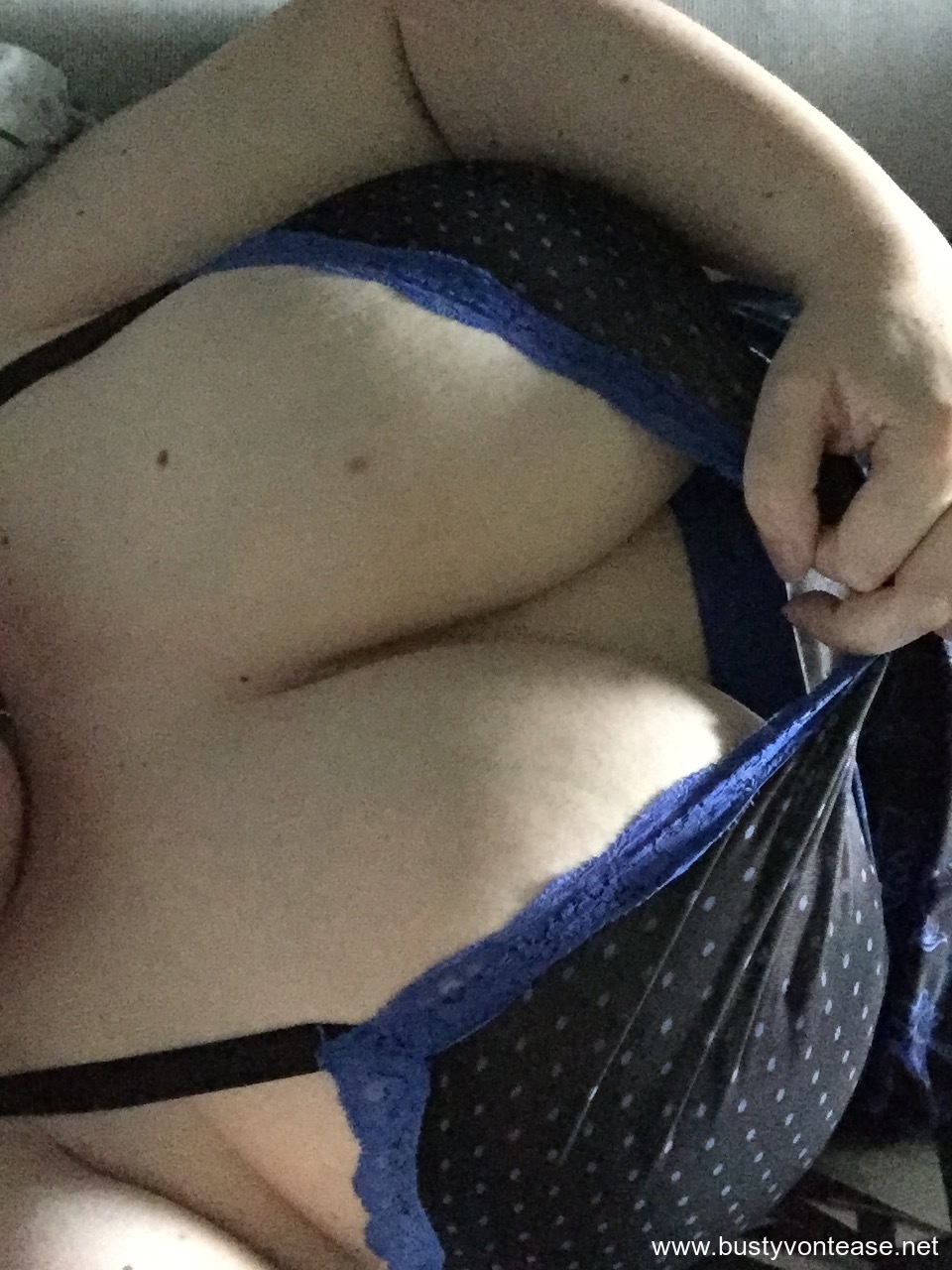 Sexy American BBW teasing with her cleavage and revealing her big tits porno fotky #428377146