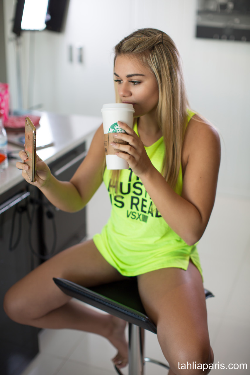 Blonde teen Tahlia Paris shows her big tits in a neon green top in the kitchen ポルノ写真 #422674614 | Tahlia Paris Pics, Tahlia Paris, Babe, モバイルポルノ