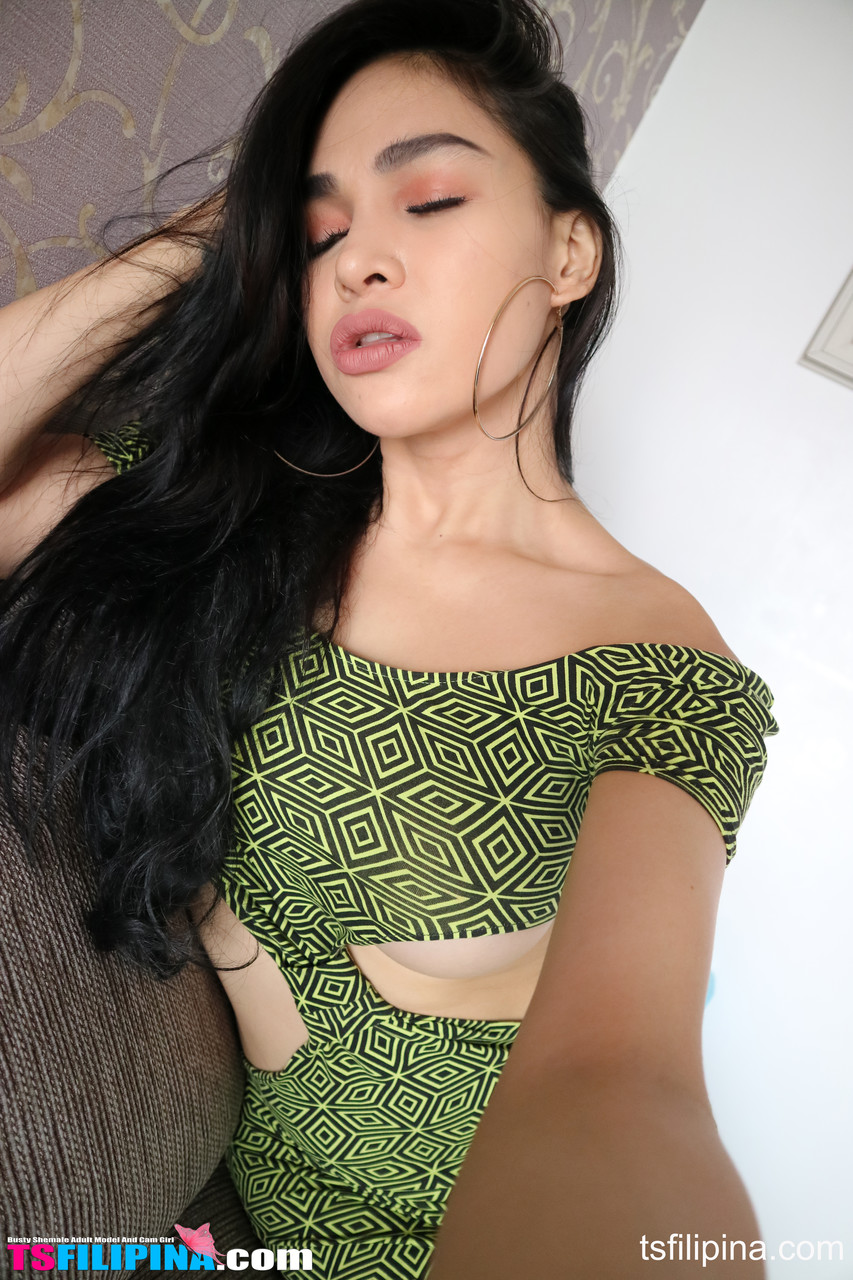 Marvelous shemale TS Filipina reveals her sexy tits & nipples in a solo foto porno #426452402