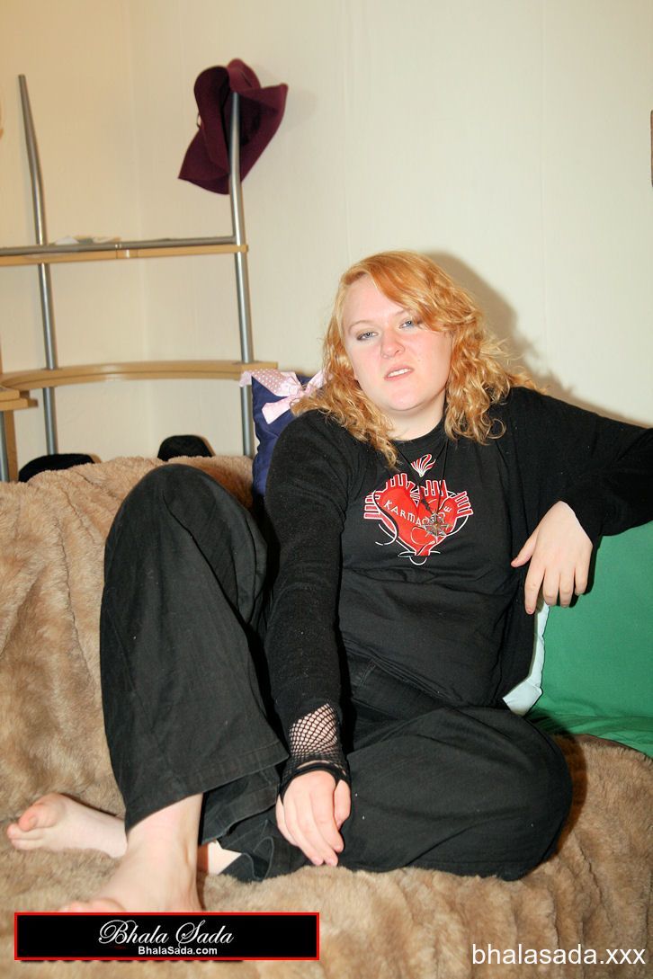 Redheaded fatty strips her sweatshirt and shows her cleavage in a black bra 色情照片 #422572684
