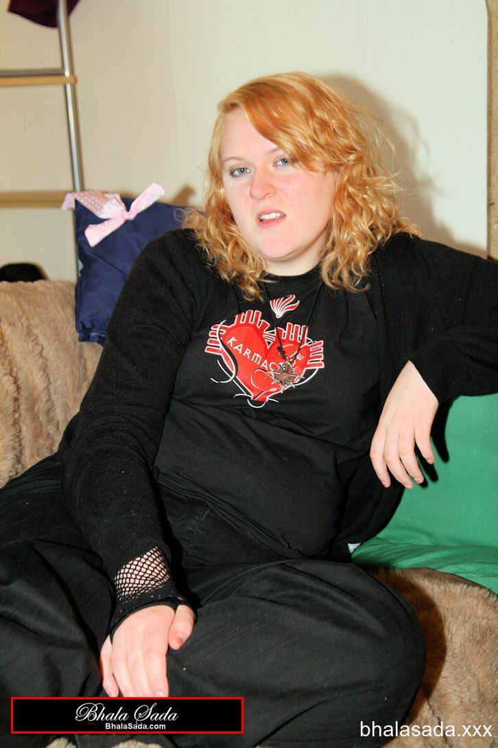 Redheaded fatty strips her sweatshirt and shows her cleavage in a black bra foto porno #422572690
